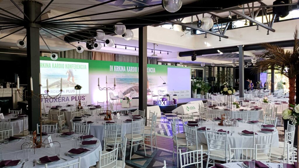 Krka konferencija postavka sale za proslavu u zelenoj boji transparent sa krokodilom